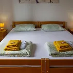 Sea View Retreat With 170mbps Wifi And Sunny Balcony