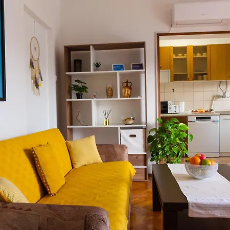 アパート Sea View Retreat With 170mbps Wifi And Sunny Balcony カスタヴ
