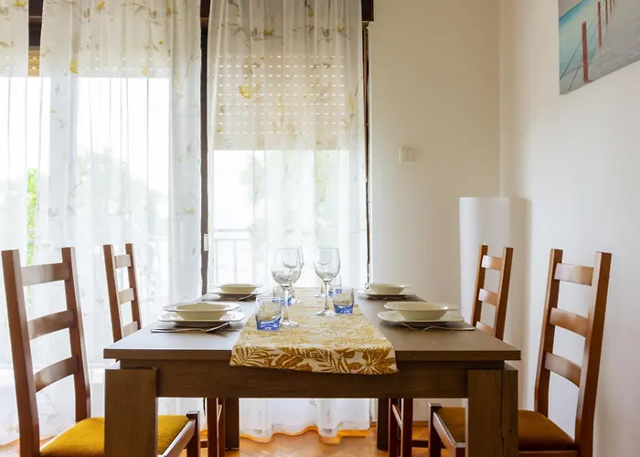 Sea View Retreat With 170mbps Wifi And Sunny Balcony