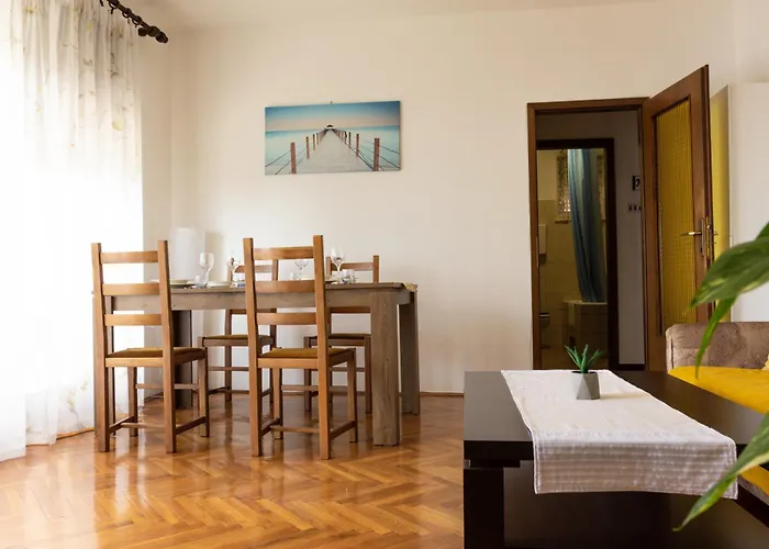 アパート Sea View Retreat With 170mbps Wifi And Sunny Balcony カスタヴ