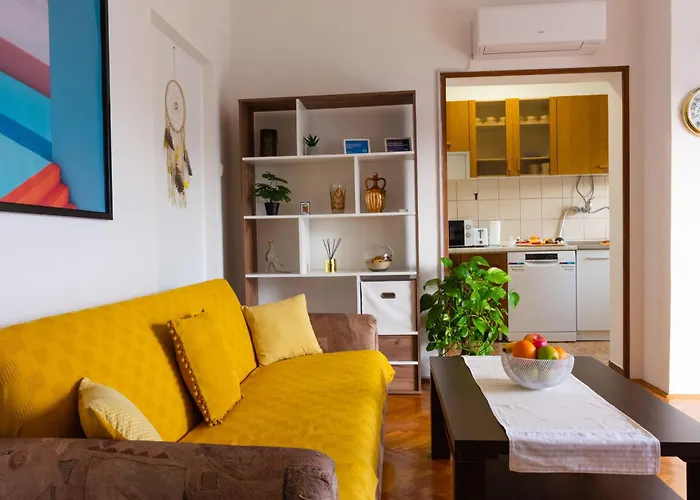 アパート Sea View Retreat With 170mbps Wifi And Sunny Balcony カスタヴ