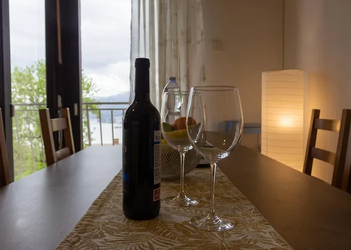 Sea View Retreat With 170mbps Wifi And Sunny Balcony *